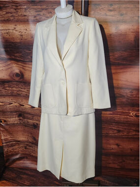 Women's Bodin Cream Blazer and Skirt Suit Set Size 12 (Modern 6)